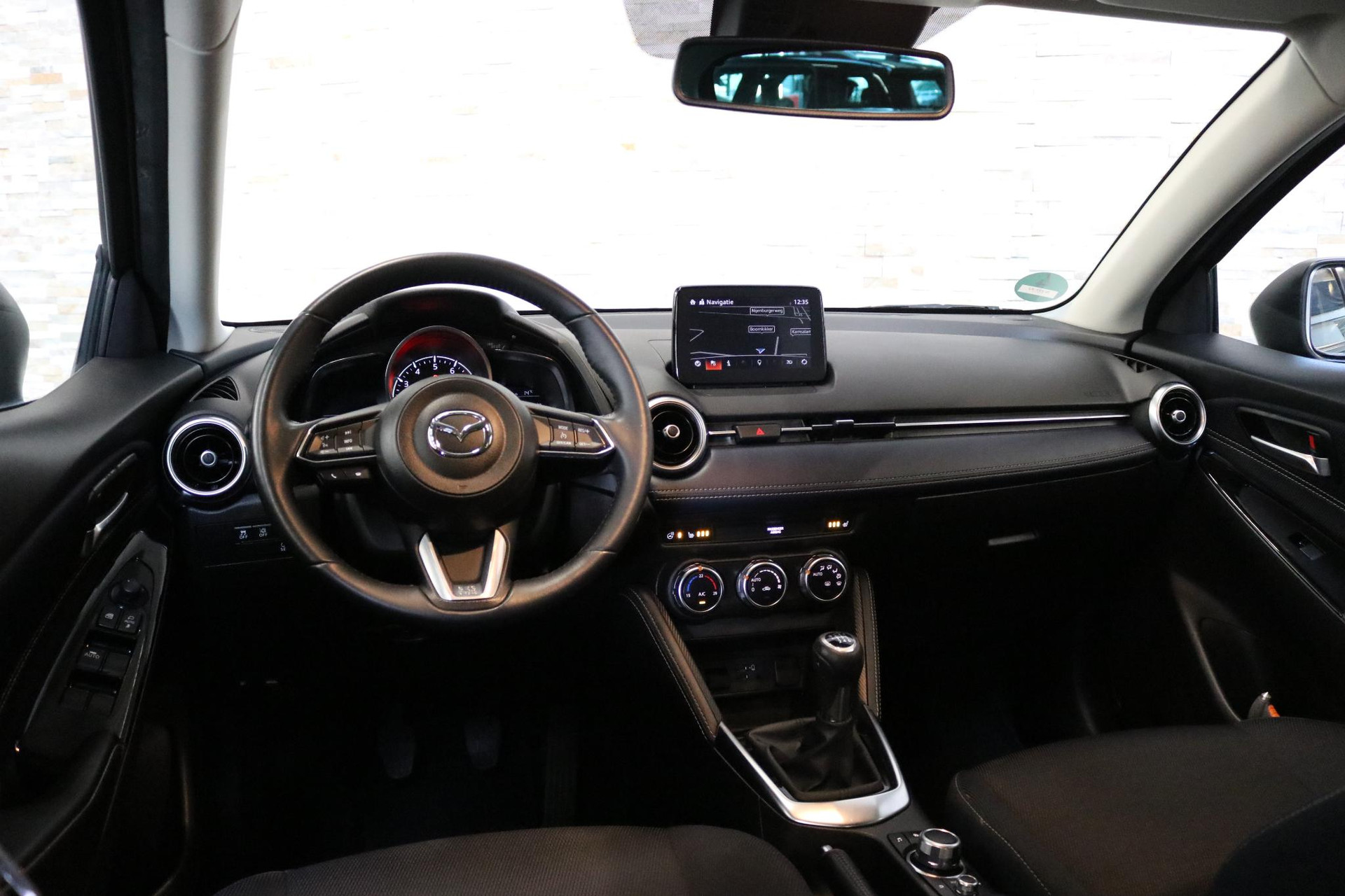 51618155-2.jpg