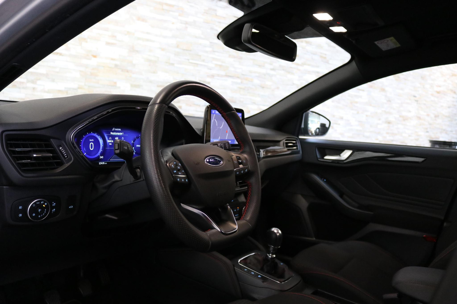 51831592-2.jpg