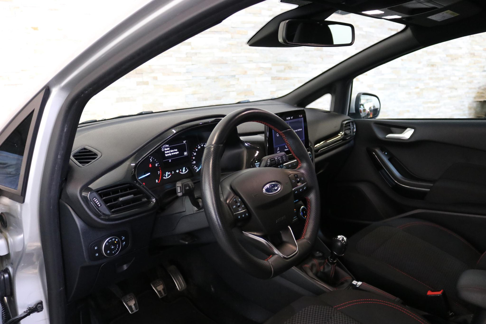 52384119-2.jpg