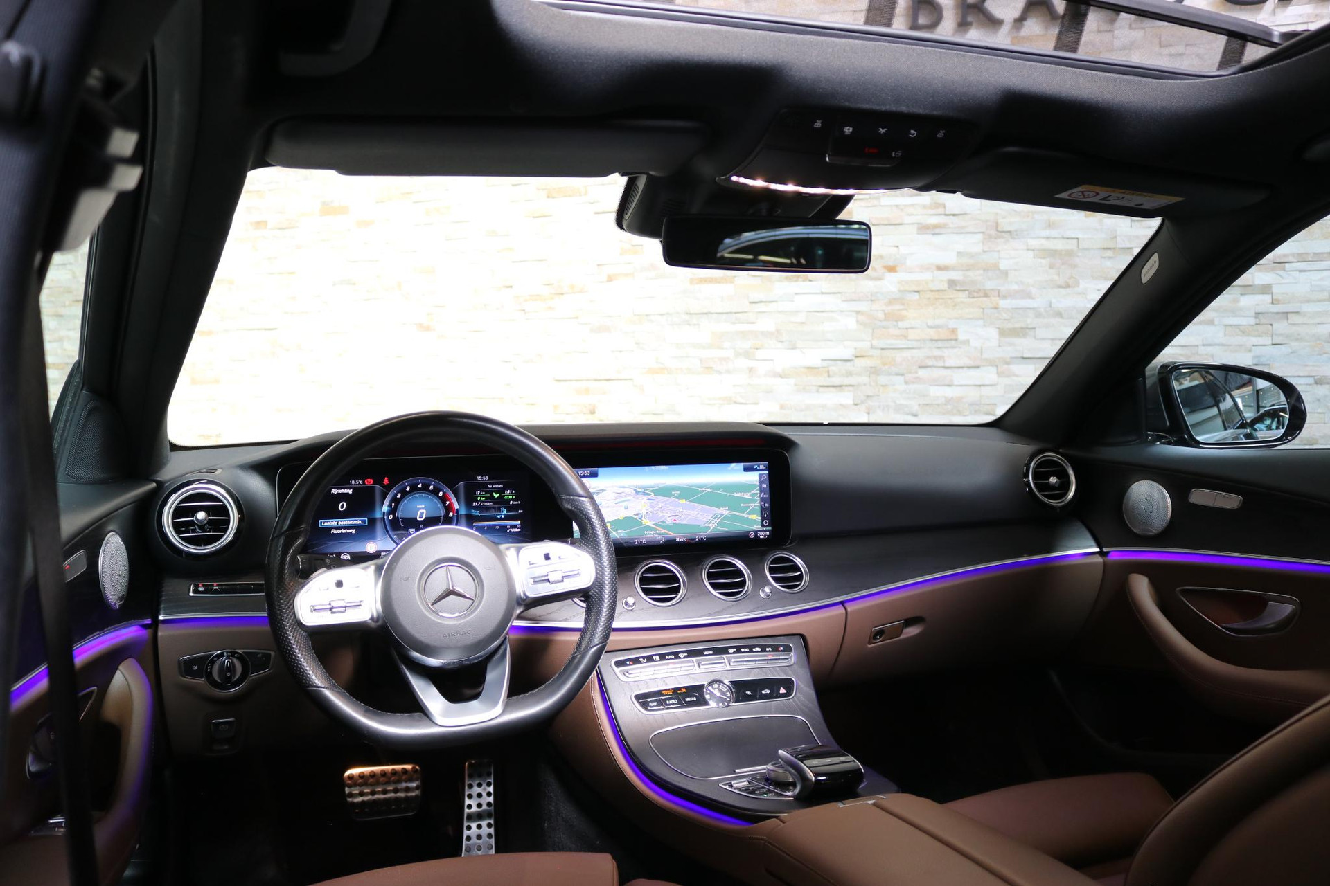 53318599-2.jpg